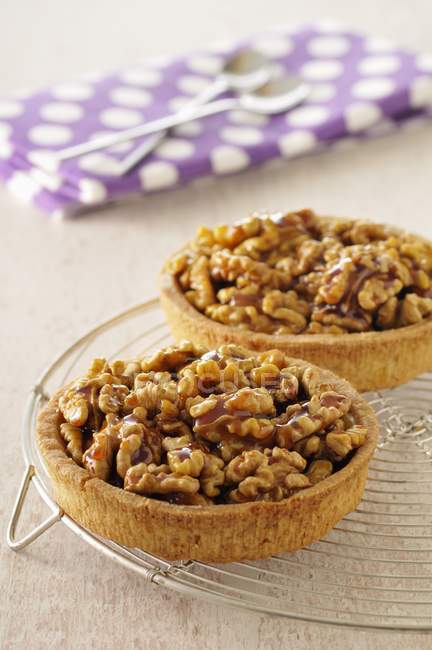 Walnut and toffee tartlets — Stock Photo
