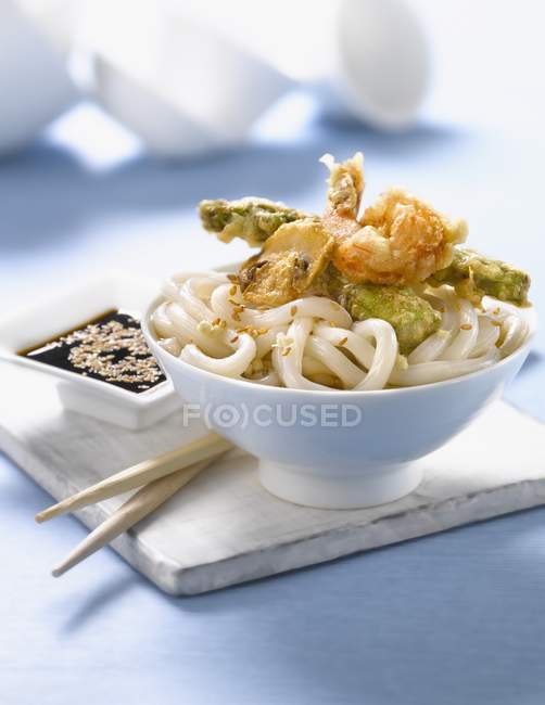 Udon noodles with vegetables and shrimps — Stock Photo