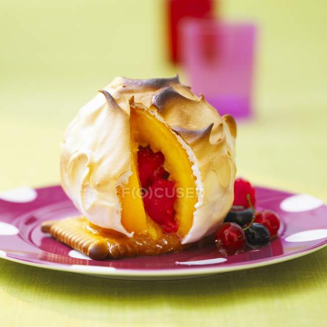 Closeup view of Meringue nectarine with berries on plate — Stock Photo