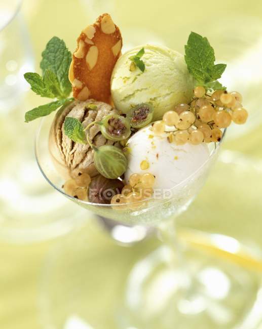 Plato de helado con bayas y frutas - foto de stock