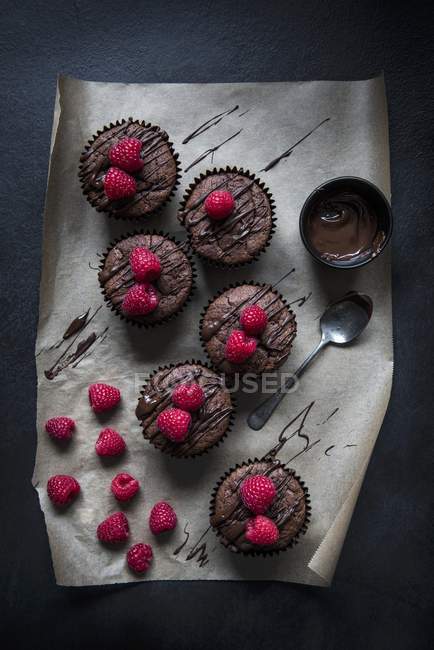 Frosted Cupcakes with Raspberries — Stock Photo