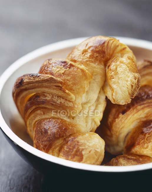Frische süße Croissants in Schüssel — Stockfoto