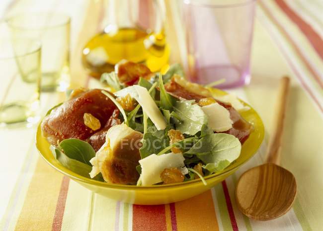 Rúcula e salada de presunto serrano — Fotografia de Stock