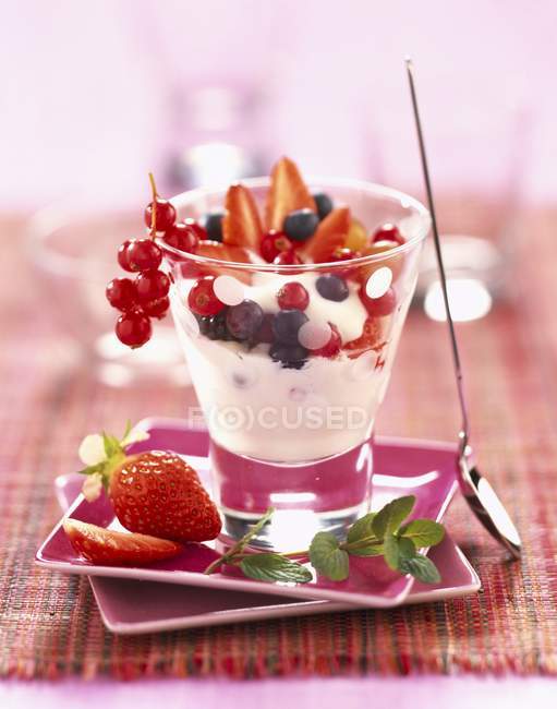 Fromage frais and fruit — Stock Photo