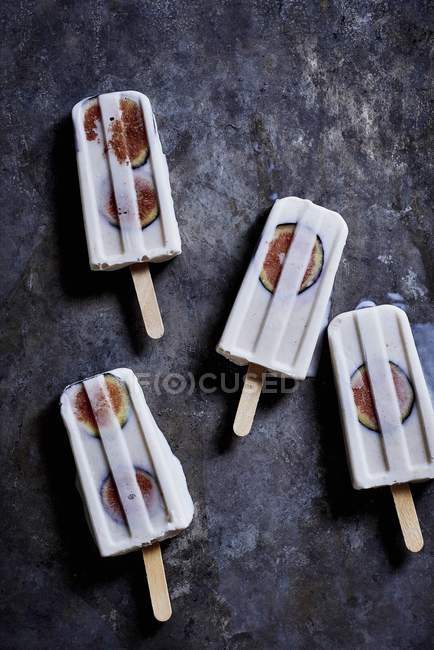 Vue rapprochée des glaces à la noix de coco et à la figue — Photo de stock