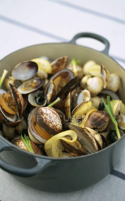 Cockles and carpet-shell-clams in casserole dish — Stock Photo