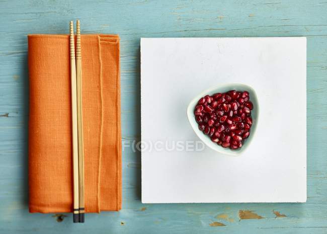 Pomegranate seeds in bowl — Stock Photo