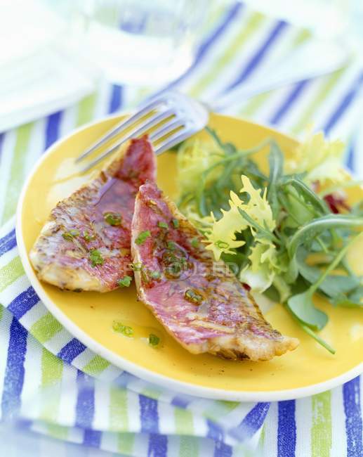 Stewed fillets of mullet with lettuce — Stock Photo