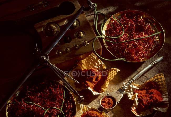 Elevated view of Saffron in different states with scales and weights — Stock Photo