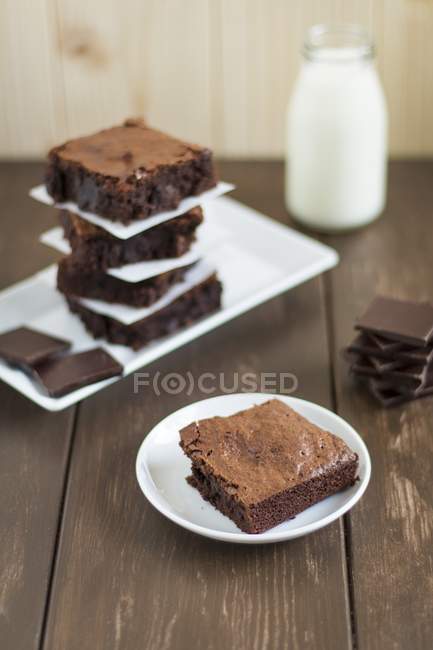 Stapel Brownies auf weißem Teller — Stockfoto