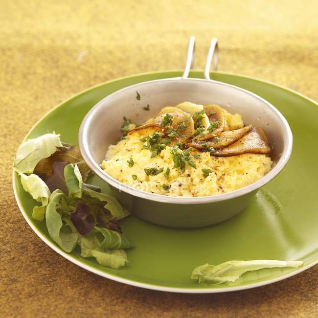 Vista ravvicinata di Brouillade normande con foglie di insalata e carne sul piatto — Foto stock