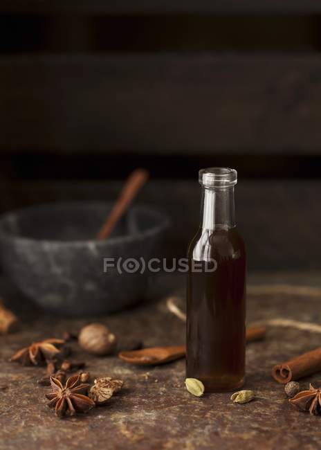 Крупный план Масала чай сироп со звездой аниса, кардамона и корицы — стоковое фото