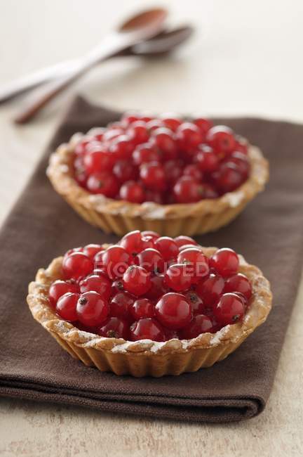 Baked Redcurrant tartlets — Stock Photo