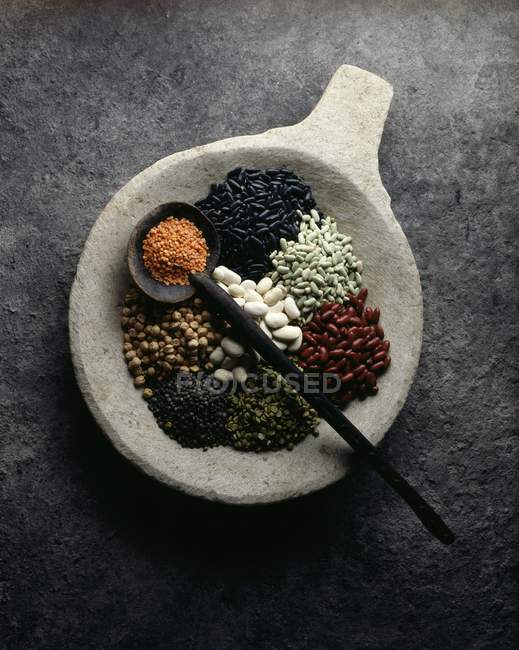 Сушені овочі в горщик над сірий поверхні — стокове фото