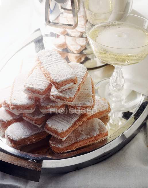 Biscuits roses et champagne — Photo de stock