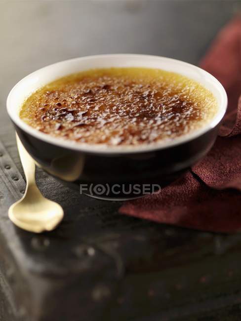 Vista close-up de Bergamot sabor Creme brulee na tigela — Fotografia de Stock