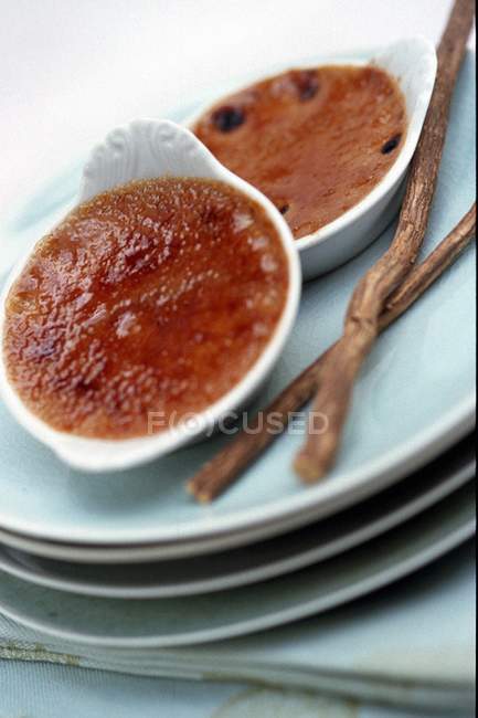 Vista close-up de Creme brulee em duas taças — Fotografia de Stock