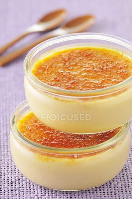 Closeup view of Creme brulee in two glass bowls — Stock Photo