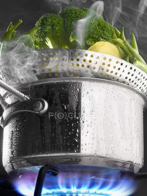 Cocinar al vapor verduras - foto de stock