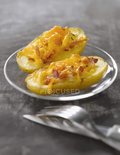 Patatas al horno con queso - foto de stock