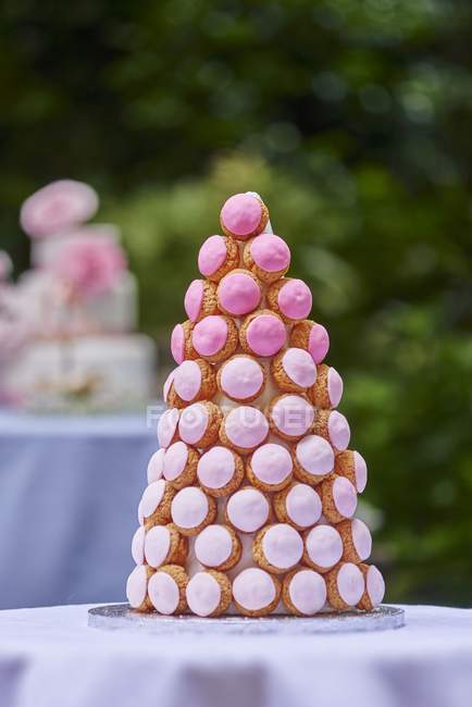 Vista close-up de tarte Profiterole na mesa de jardim — Fotografia de Stock