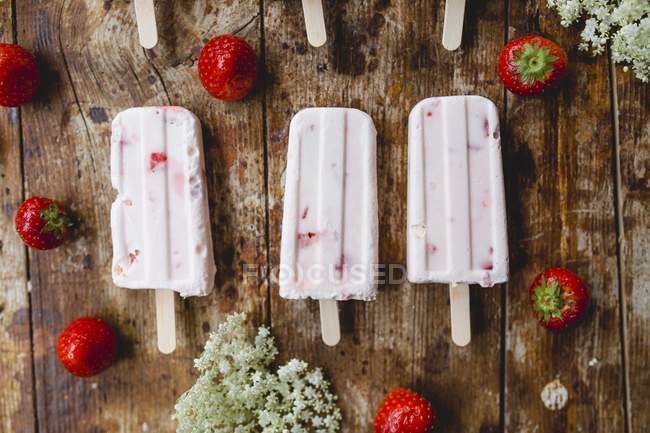 Ice lolly on wooden — Stock Photo