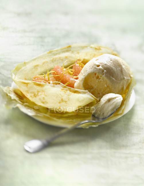 Pancake with grapefruit sorbet — Stock Photo
