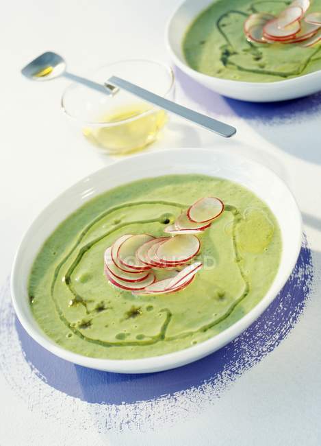 Creamed courgette and pink radish soup — Stock Photo
