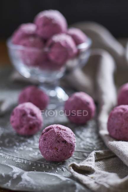 Closeup view of vegan berry and coconut truffles — Stock Photo