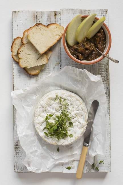 Queijo camembert com pão — Fotografia de Stock