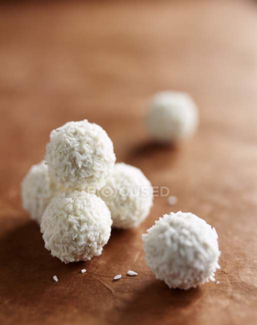 Vista de cerca de las bolas de coco con chocolate blanco - foto de stock
