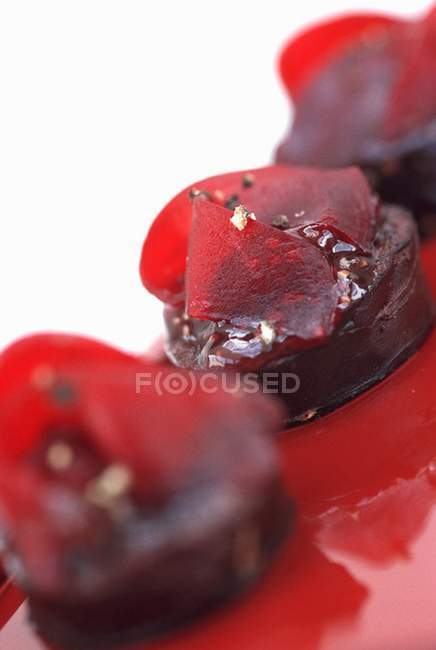 Salsicha preta grelhada com chutney de beterraba e figo na superfície branca — Fotografia de Stock