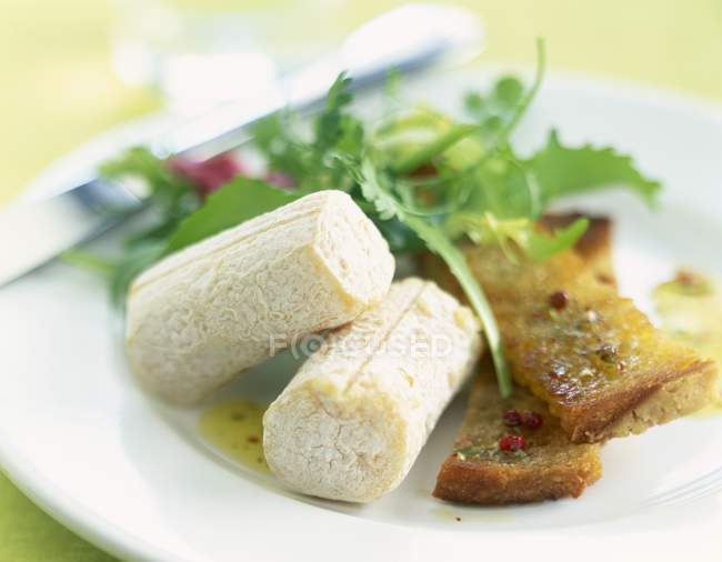 Козий сыр с салатом — стоковое фото