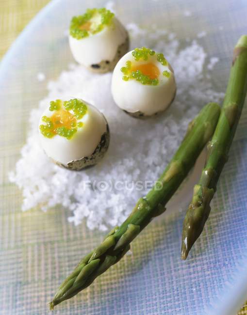 Huevos de codorniz cocidos con espárragos - foto de stock