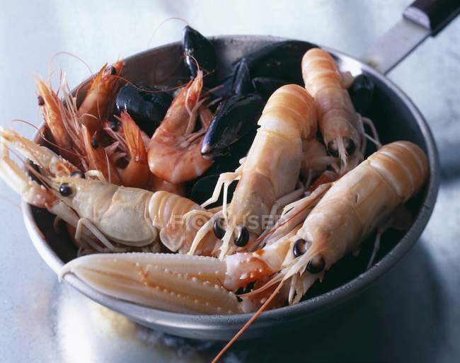 Closeup view of shellfish in frying pan — Stock Photo