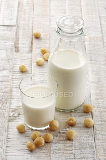 Макадамия молоко в бутылке — стоковое фото