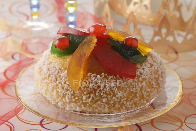 Vista close-up de bolo com frutas de geléia no prato — Fotografia de Stock