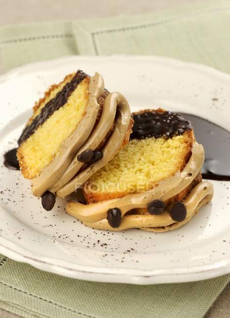 Торт з кавовим кільцем з шоколадним соусом — стокове фото