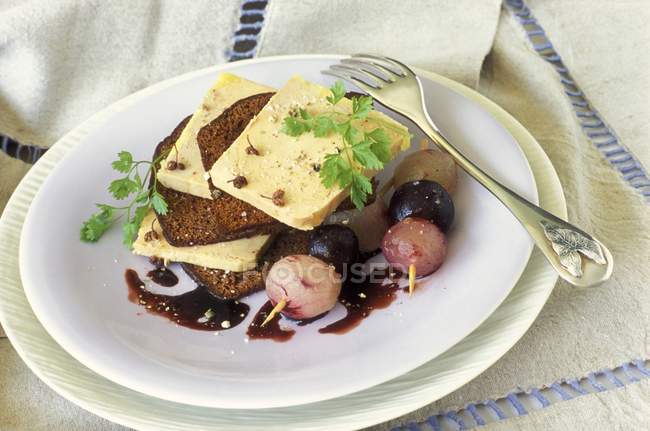 Gingerbread millefeuille with grapes — Stock Photo