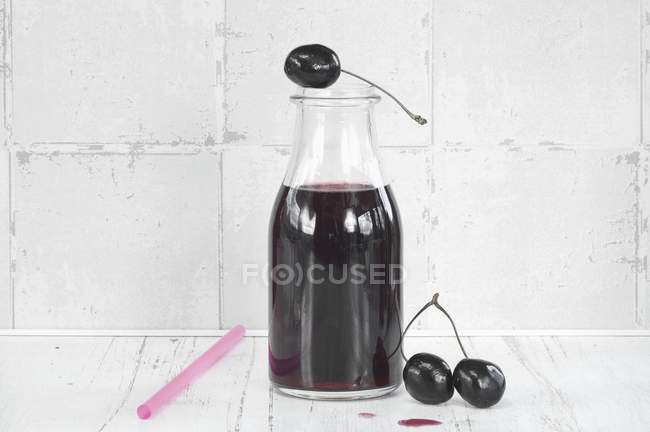 Bottiglia di succo di ciliegia — Foto stock