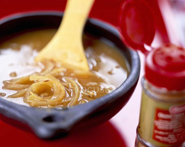 Soupe à l'oignon dans un bol rustique — Photo de stock