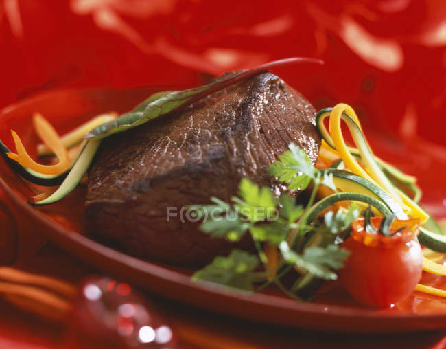Pezzo di carne di struzzo cotta — Foto stock