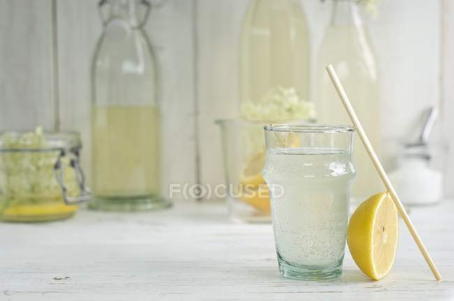 Bebida de sabugueiro em um copo com uma palha — Fotografia de Stock