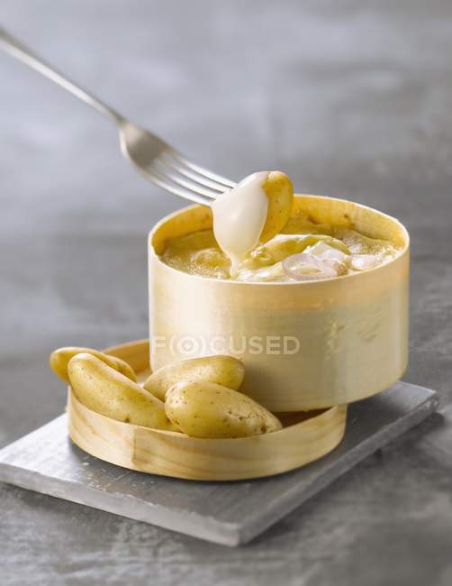 Klappert Kartoffeln mit Käse — Stockfoto