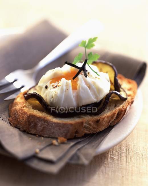 Poached egg with truffles on aubergines — Stock Photo