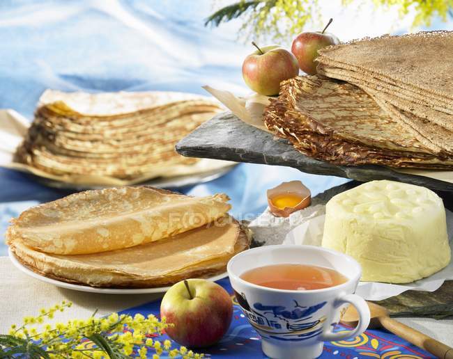 Pancake bretoni su piatti — Foto stock
