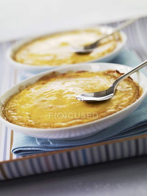 Closeup view of Creme brulee in two bowls — Stock Photo