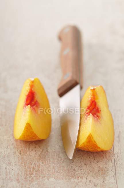Кусочки свежего персика — стоковое фото