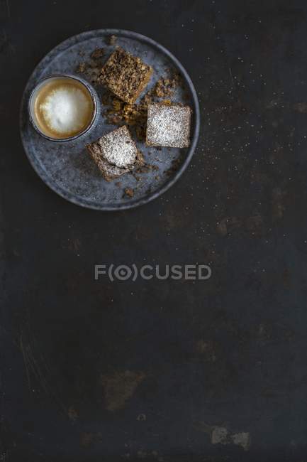Brownies e xícara de cappuccino — Fotografia de Stock