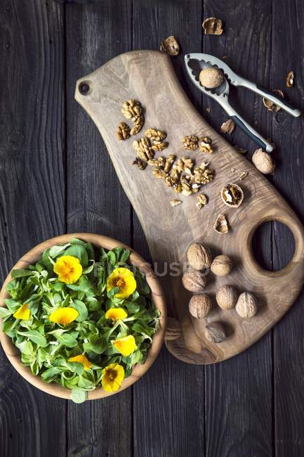 Salad with vegetables and walnuts — Stock Photo